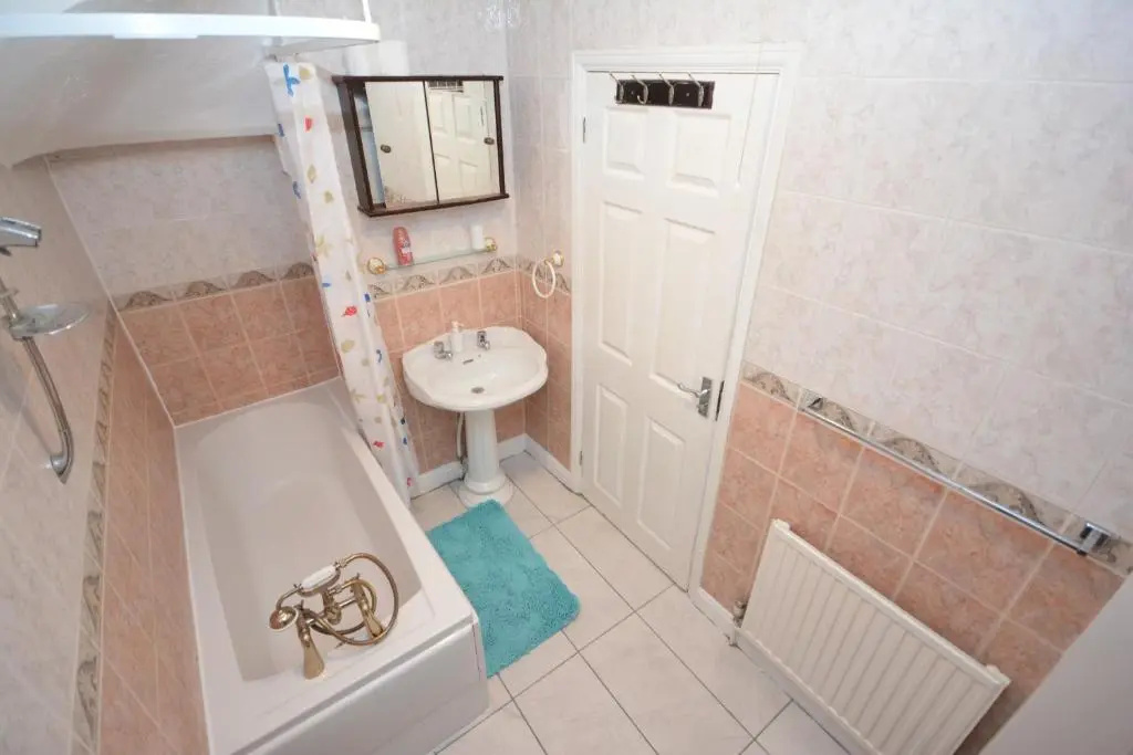 London Luxury 5 Bedroom House 2 min walk to the Tube Station