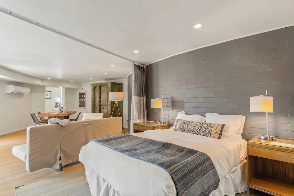 Sleeps 10, Luxe 2 Homes Malibu Hills Retreat Cielo Estate by Avantstay
