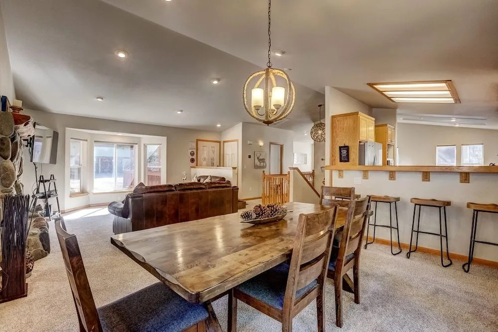 Montgomery Estates Bliss - Hot Tub, Pets, Family Fun!