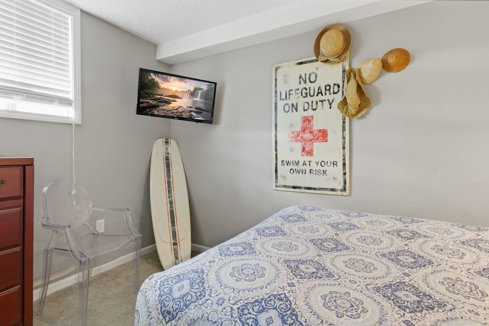 Family-friendly Lakefront Home Near Shorty Pants Bar 21 MM