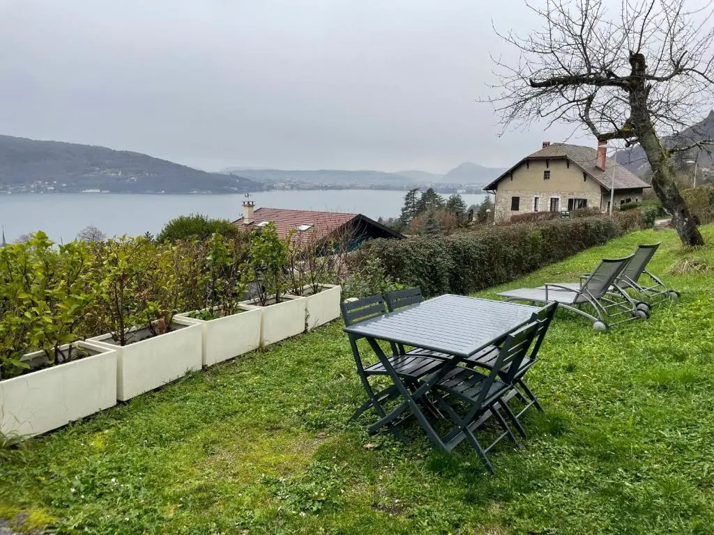 Maisonnette vue panoramique lac d'Annecy