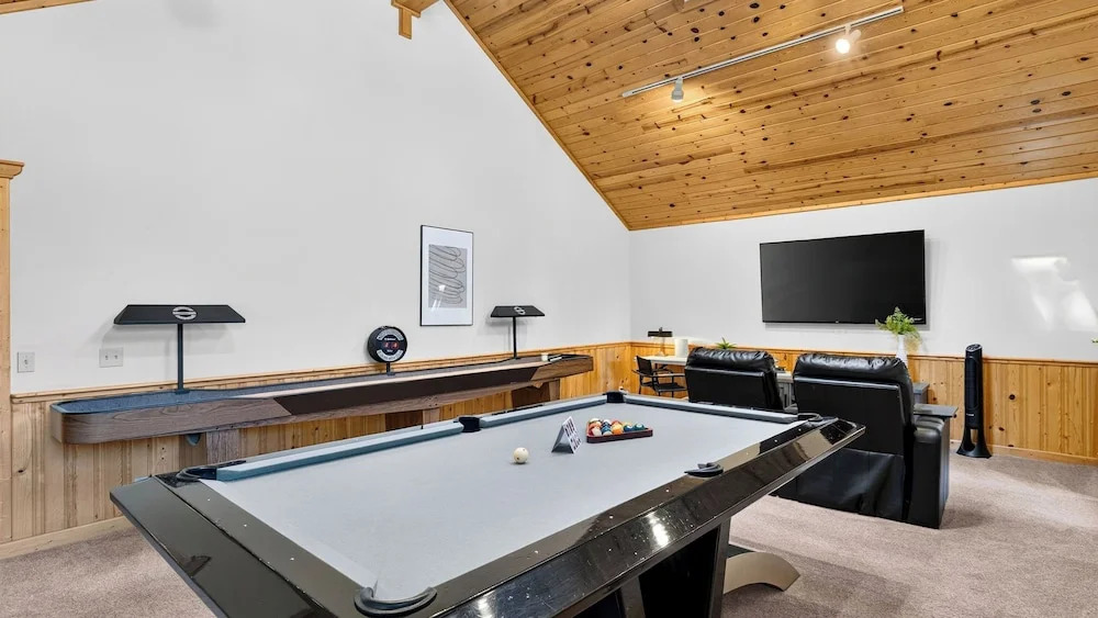 Black Bear by Avantstay Spacious Viking Lodge in Tahoe Donner w/ Game Room & Hot Tub!