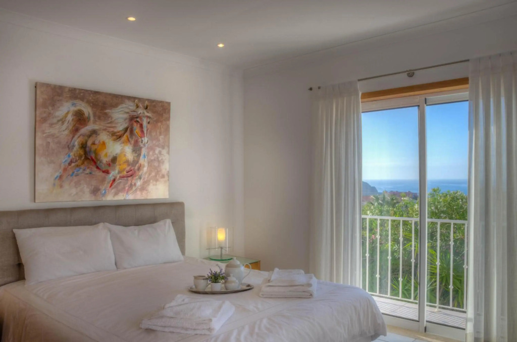 Villa Montanha, 4 Bedroom Villa, with swimming pool, loungers and alfresco dining, 10 min walk to the beautiful Praia da Luz Beach, Shops, Bars and Restaurants