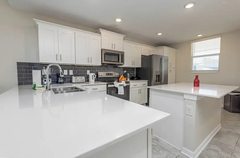 Comfortable 2BR Condo w/ Lake Views