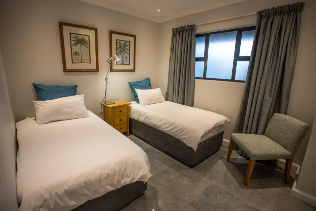 uSHAKA WATERFRONT - PENTHOUSE PLUSH PERFECTION