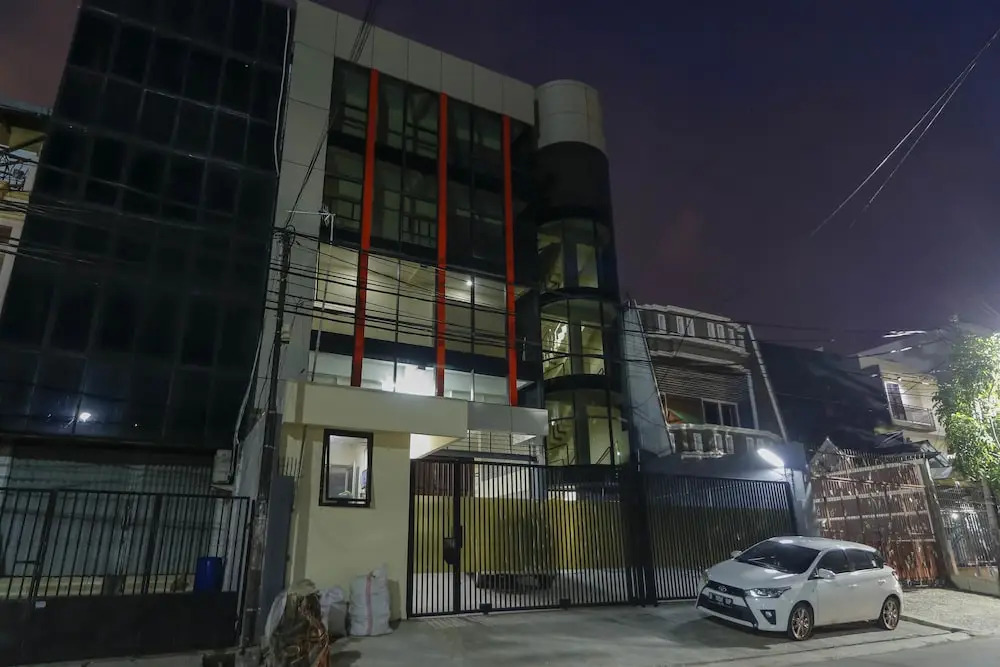 RedDoorz Plus near Harmoni Gajah Mada