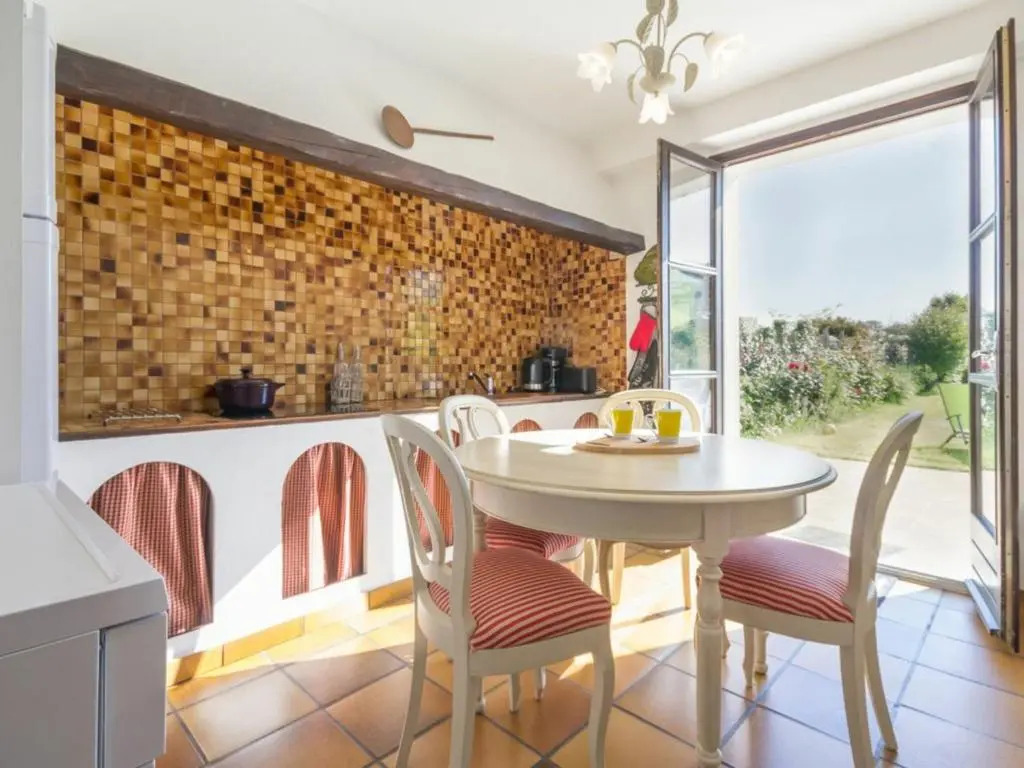 Chaumière Typique en Brière avec Cheminée, WiFi, et Terrasse - Idéal Familles - FR-1-306-1131