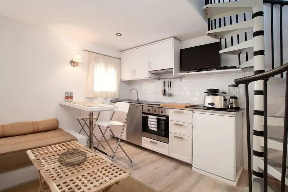 Lovely 1-bed Penthouse in Lesseps