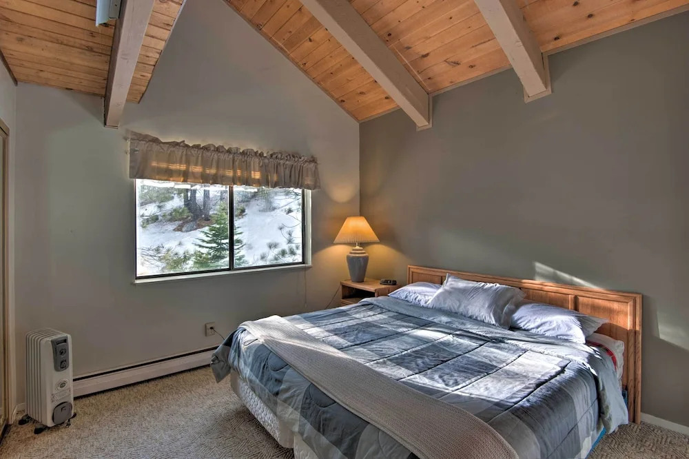 Stateline Ski House: Walk to Boulder Lift!