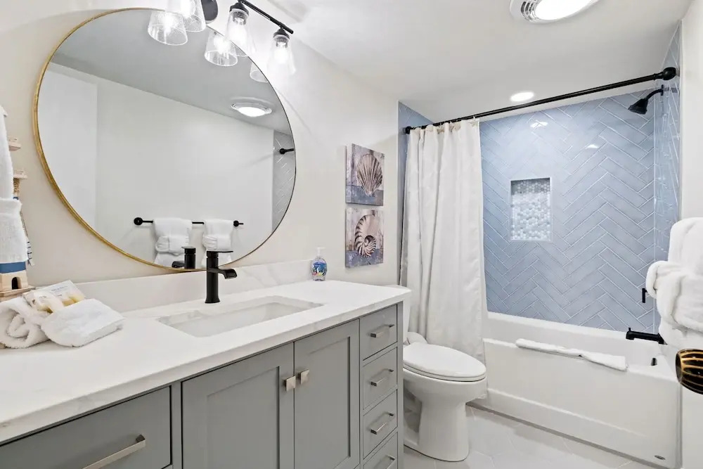 Relax By Pool: Harbour Town Resort Condo