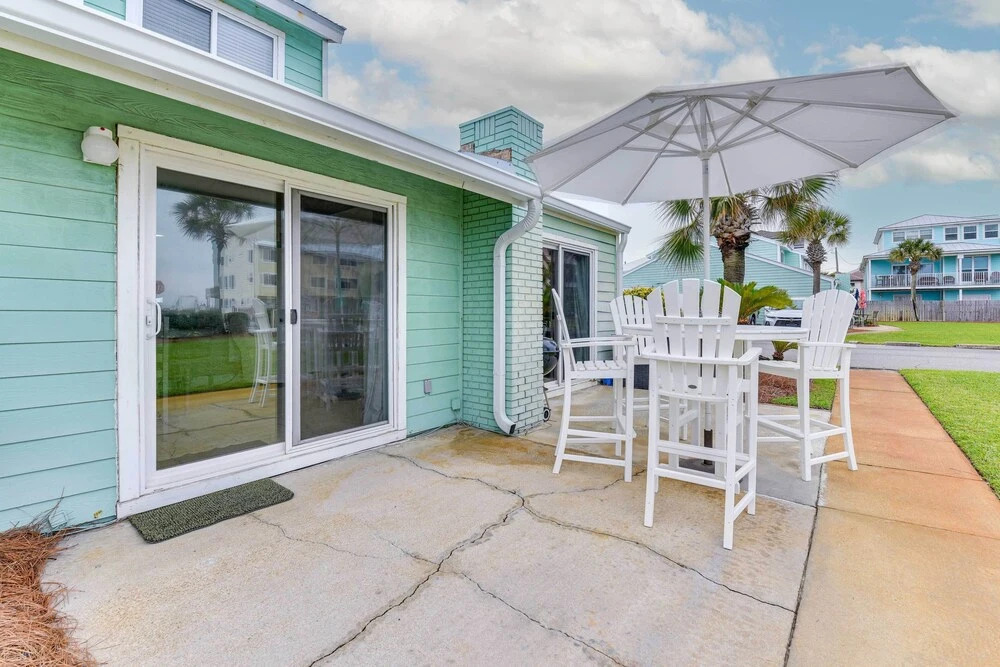 Vibrant Family Condo: 100 Feet to Private Beach!