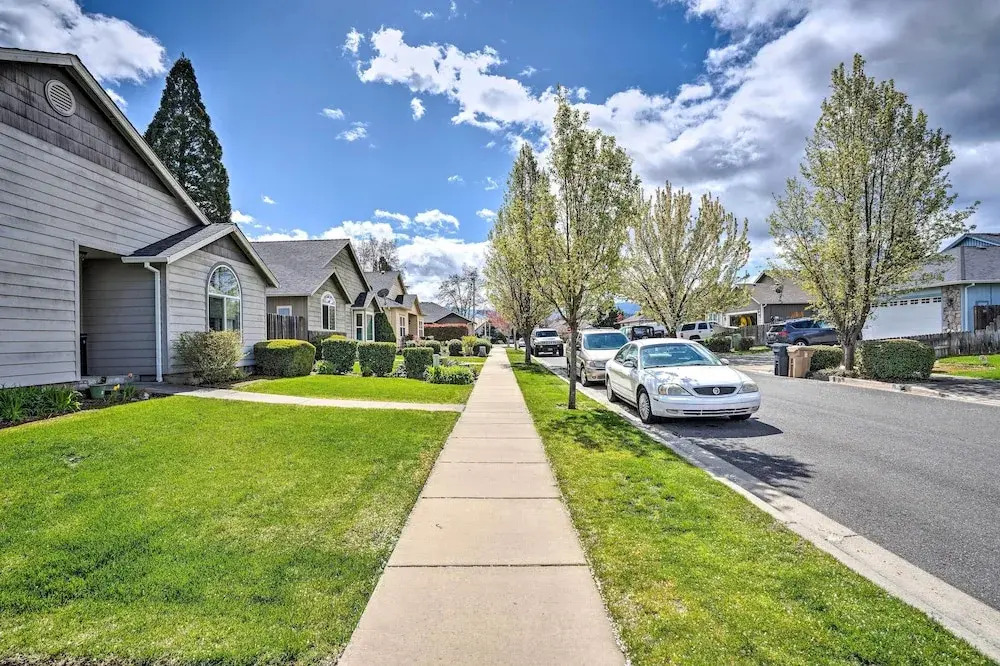 Grants Pass Home: 1 Mi to Downtown & Rogue River!