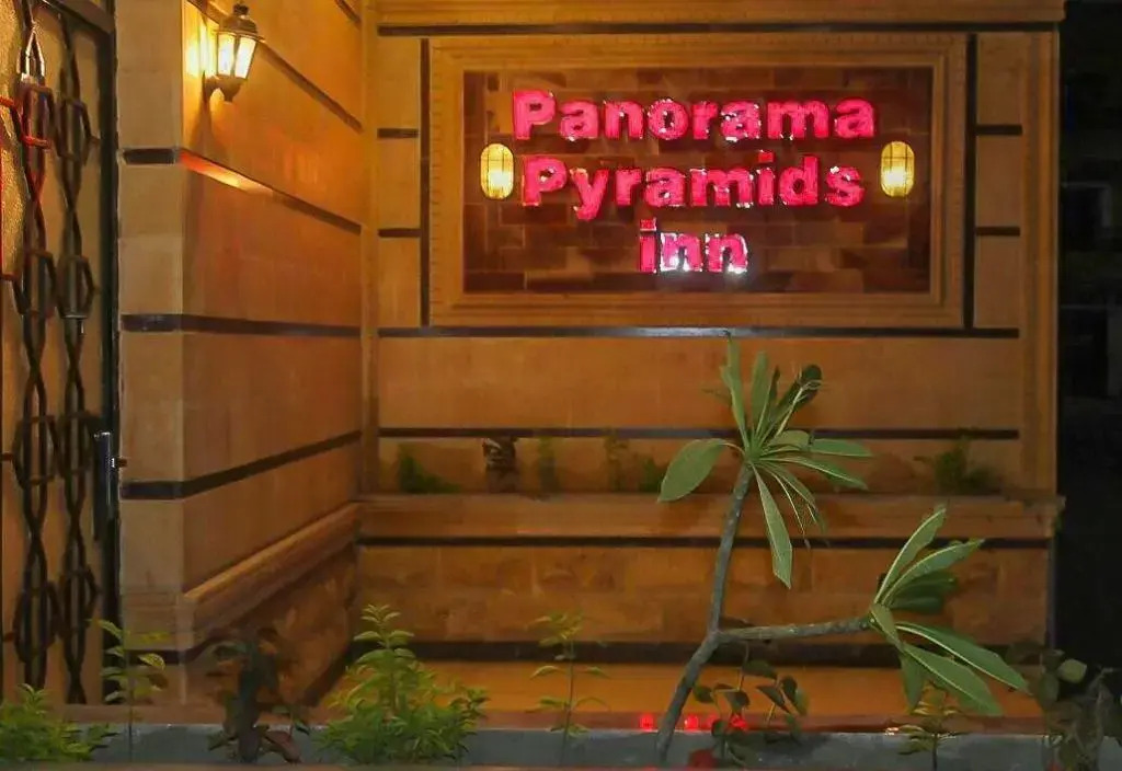 PANORAMA view pyramids