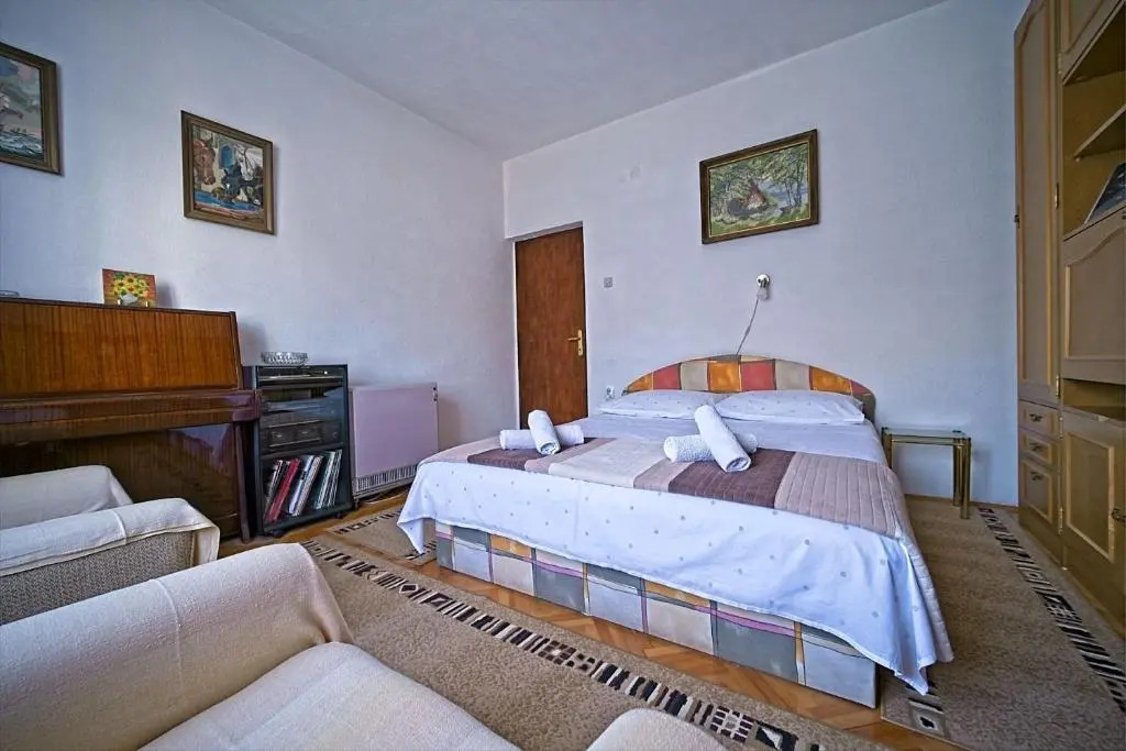 Apartment Pavo-80m from beach