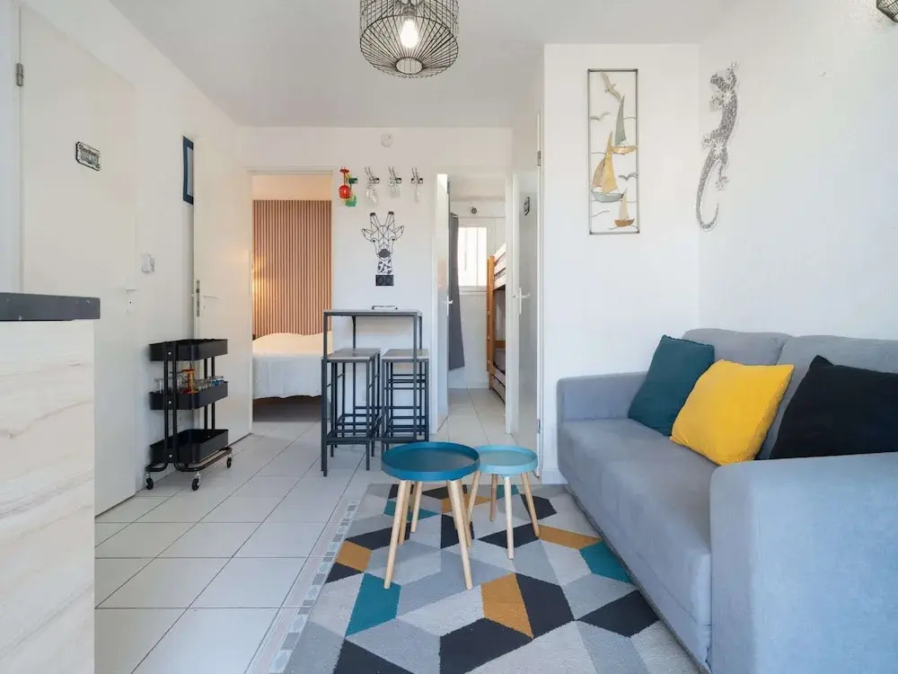 Beachside Apartment With Pool