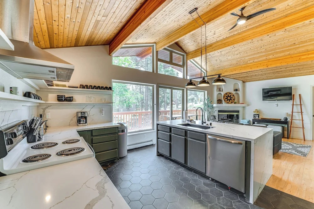 Stylish, Serene Angel Fire Cabin w/ Hot Tub!