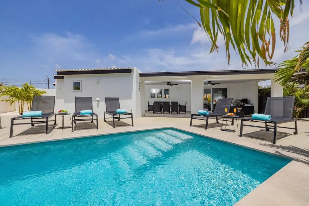 NEW Modern 3 Bedroom 10 Minute Walk to the Beach