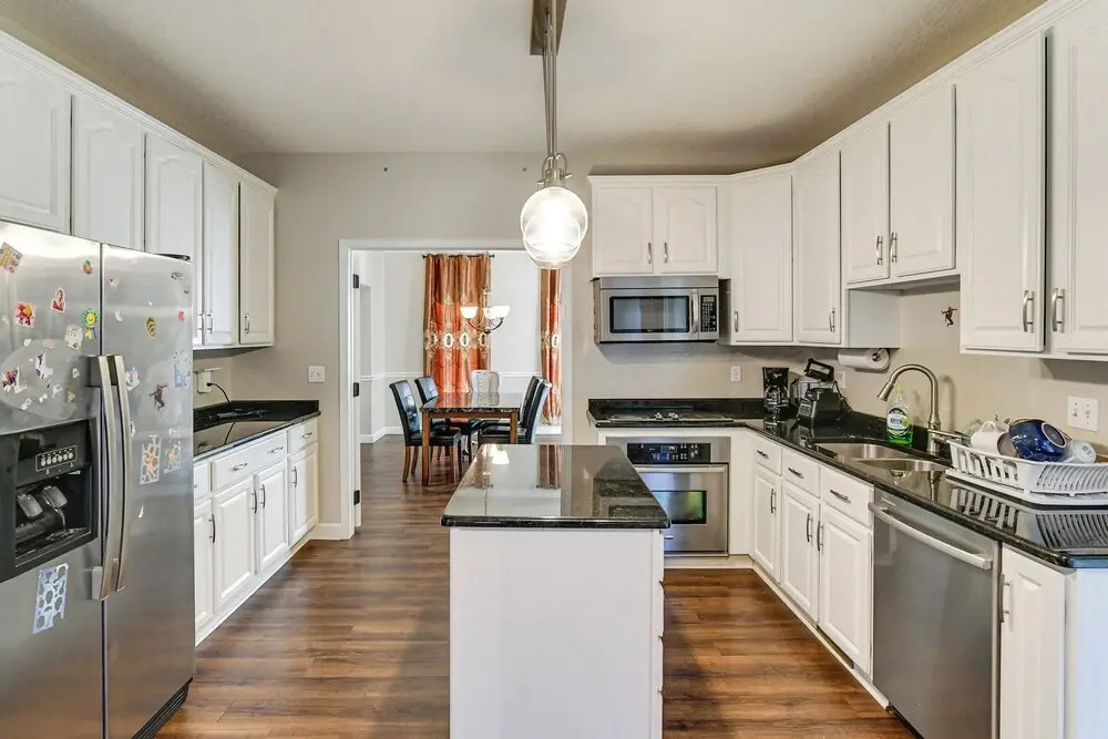 Des Moines Suburb Stay w/ Spacious Layout & Deck!
