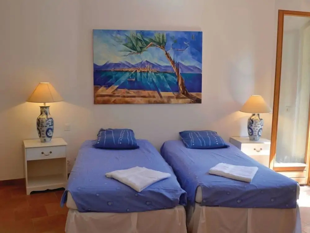Spacious Villa for 6 - amazing pool and views