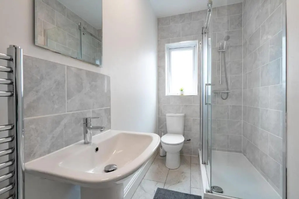 Spacious 4BR, Parking, Near Centre, Accommodates 7