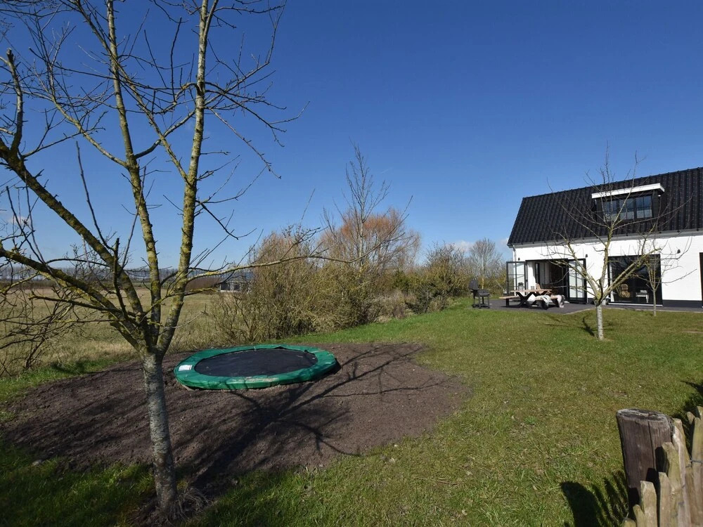 Serene Holiday Home in Nieuwvliet With Garden