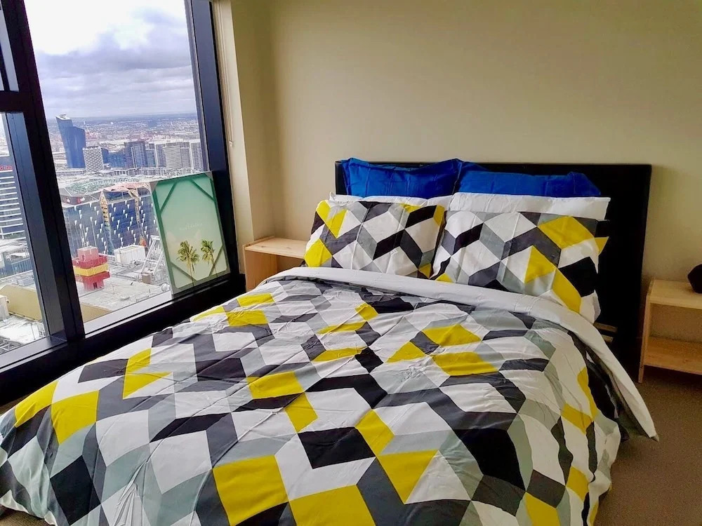 568 Collins Tower
