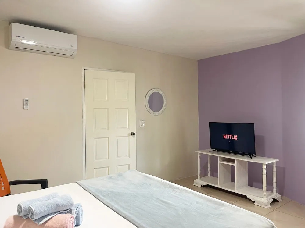 Skyline Suites, Breathtaking Mountains & City View 1 Bedroom Apts by RedAwning