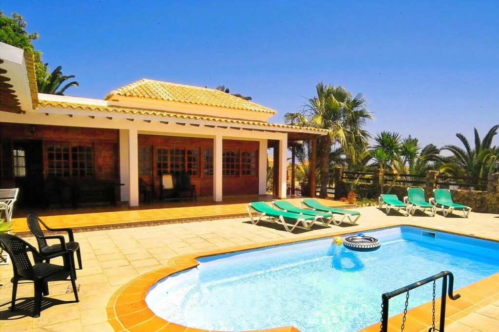 Holiday home in Caleta de Fuste with hot tub