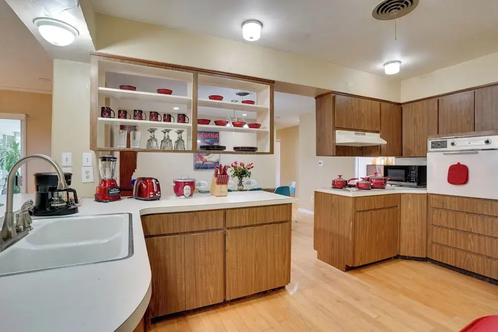Charming Mid-century House - Just Steps to Lake!