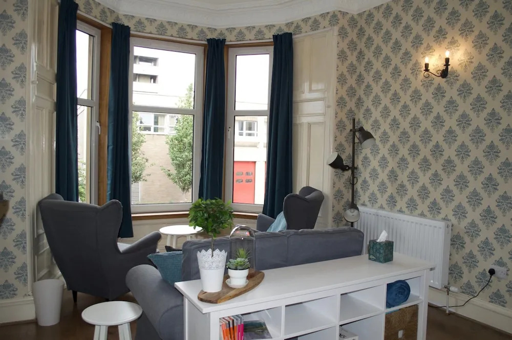 Bright 3 Bedroom Apartment in Bonnington