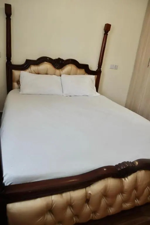 Up-Hill Rosslyn 1 bedroom Apartment