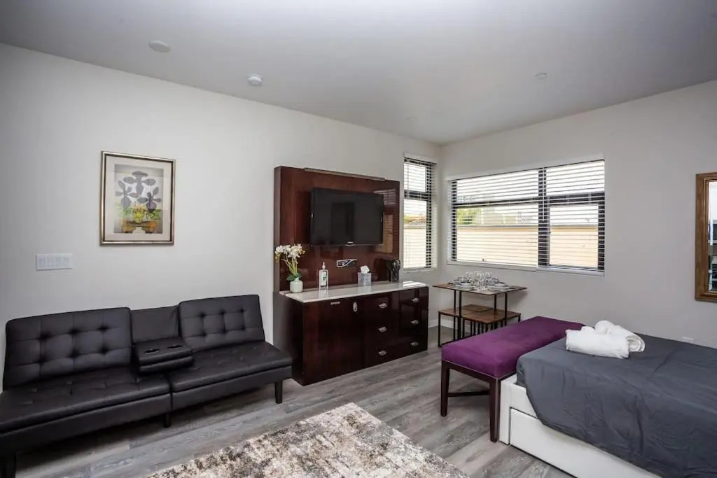 2 Bedroom, 2 Bathroom Detached Apt Max 7 Sleepers