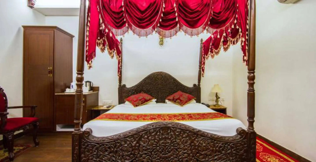Nahargarh Haveli-Near Train station Metro