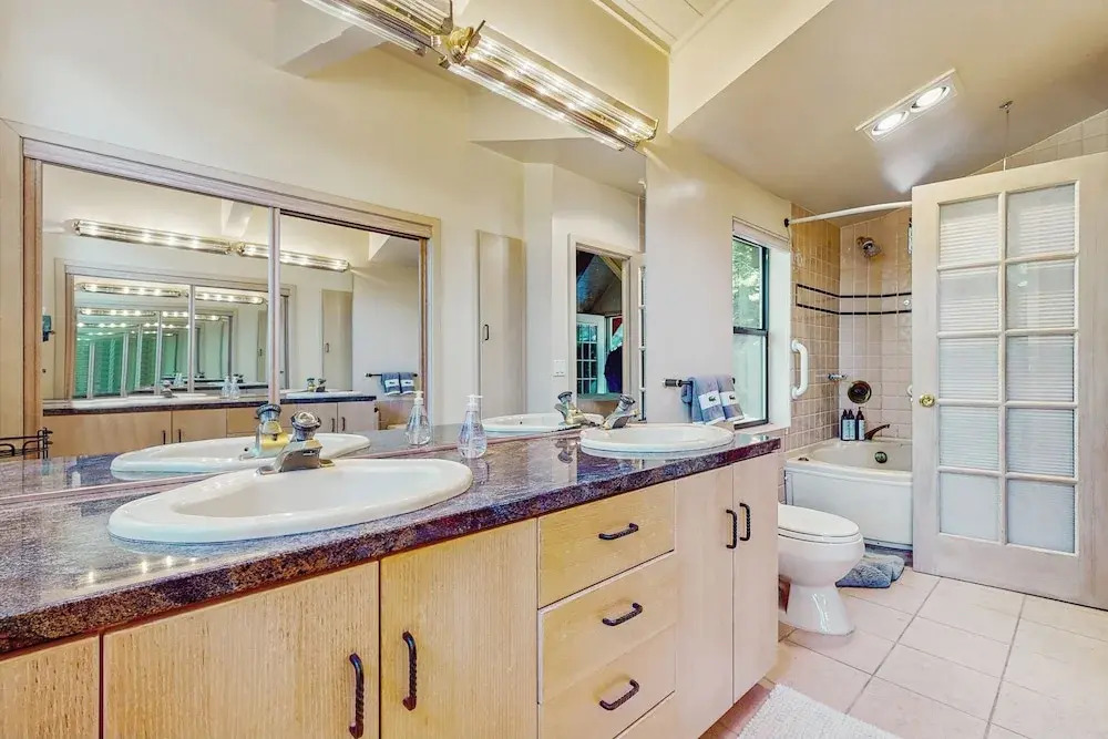 2BR Dog-friendly Cabin w/ Lake Views