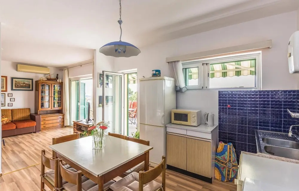 Beautiful Home in Makarska With Wifi and 2 Bedrooms