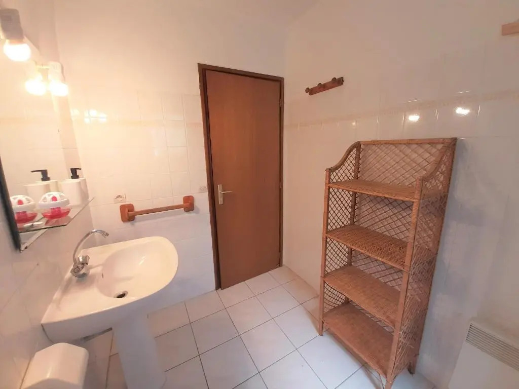Maison familiale avec jardin, près de locéan dans un quartier calme - FR-1-239-820