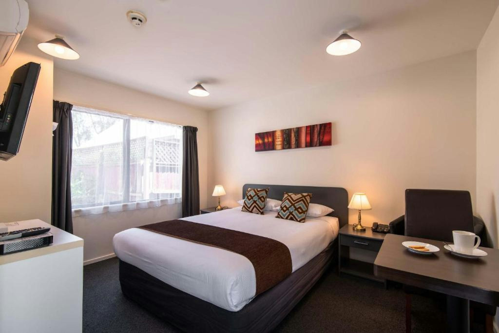 298 Westside Motor Lodge