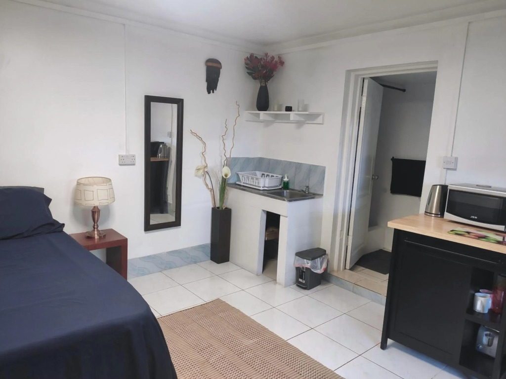 Garden Studio Flat Mango Walk