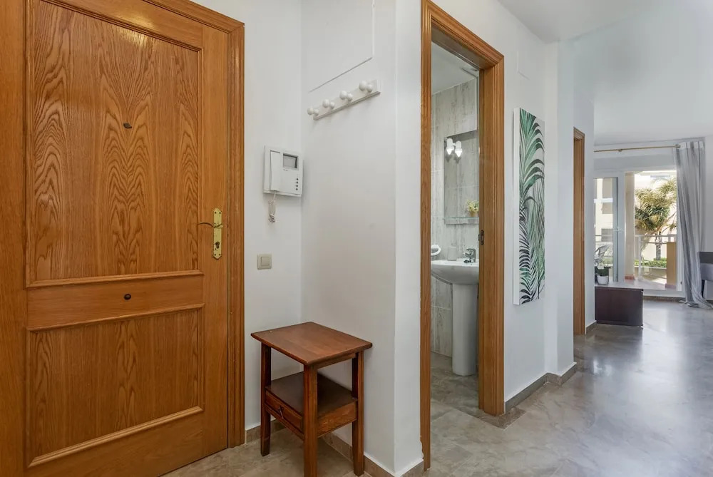 Beautiful 2-Bed first beach line apartment for 6