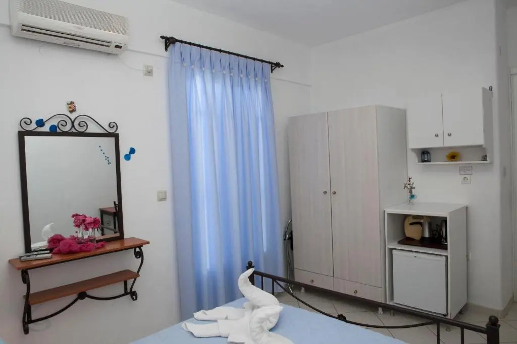 Dafnis Studios & Apartments