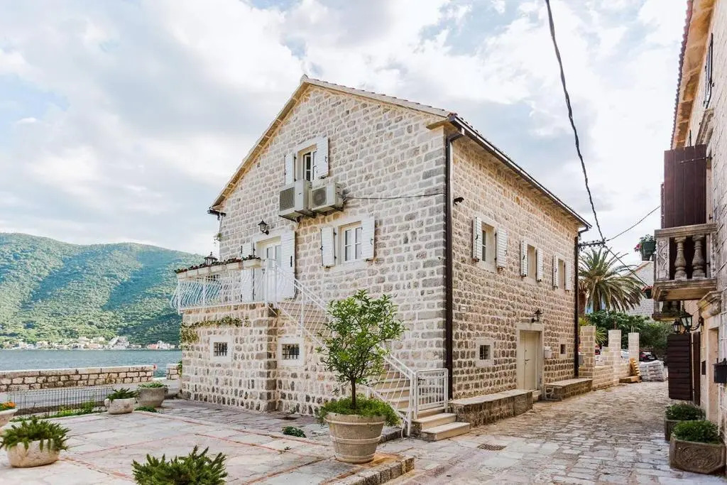 Luxury 6 bedroom house on waterfront