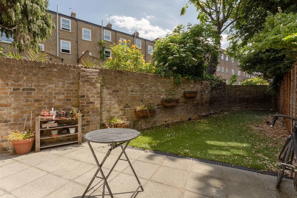 2 Bedroom Flat With Private Garden East London