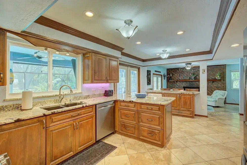 Spacious 4 3 Retreat- Heated Pool-playroom