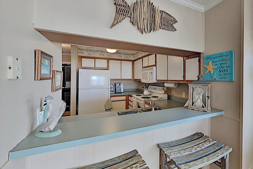End-unit Ocean Pier W/ Ocean Views & Pool 2 Bedroom Condo
