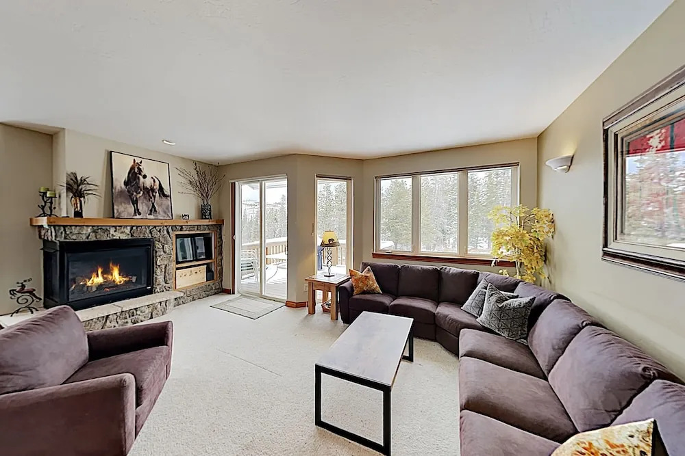 Classy W/ Private Hot Tub & Garage 3 Bedroom Condo