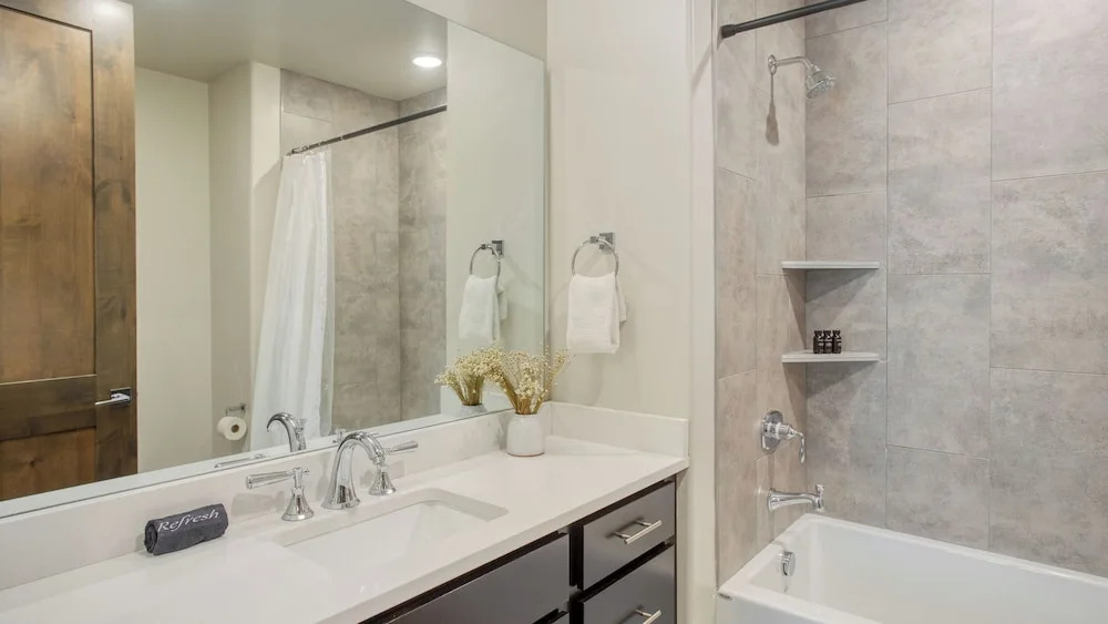 Kokopelli and Kestrel by Avantstay 2 Moderm Condos + Community Pool + Fireplace + Walk to Park City Lifts