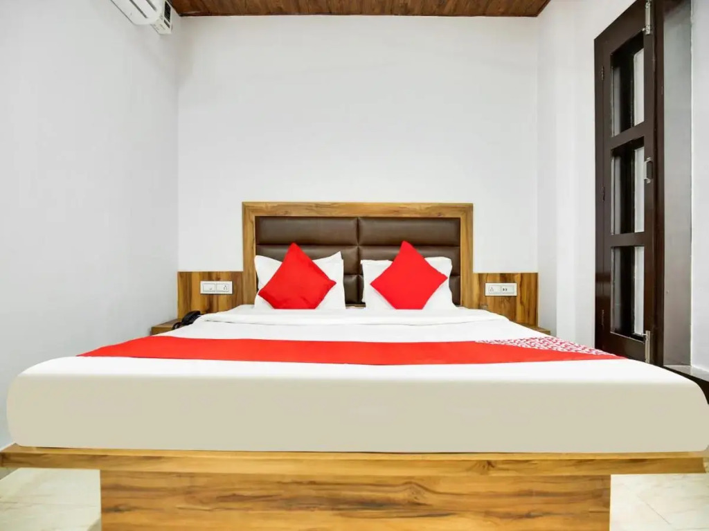 OYO Flagship 80706 Hotel Crown