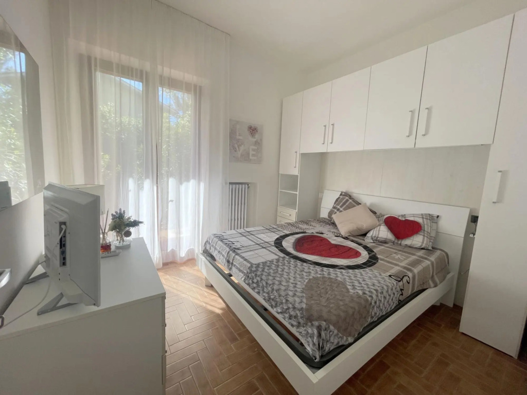 Apartment o the ground floor in villa with big garden, mt. 30 far from the sea. 3 bedrooms. Parking.-AS 11