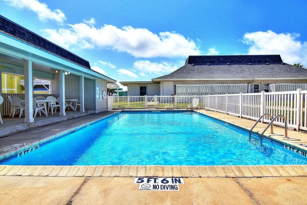 Barefoot Ec204 2 Bedroom Condo