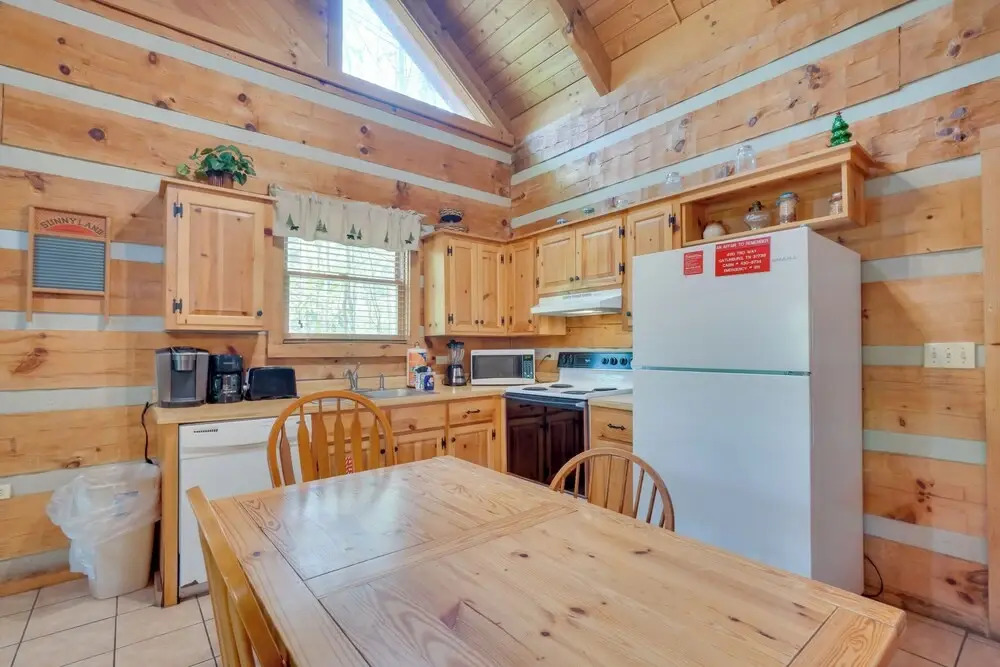 Gatlinburg Cabin with Pool Table about 6 Mi to Downtown!